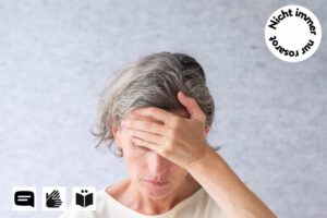 Titel Bild, Frau, Grauhaarig, Grauer Hintergrund, Handfläche liegt auf ihrer Stirn