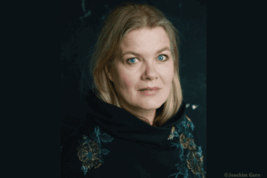 Person Frau blonde lange Haare, blaue Augen