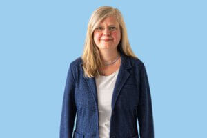 weiße Frau mit blonden langen Haaren und Brille