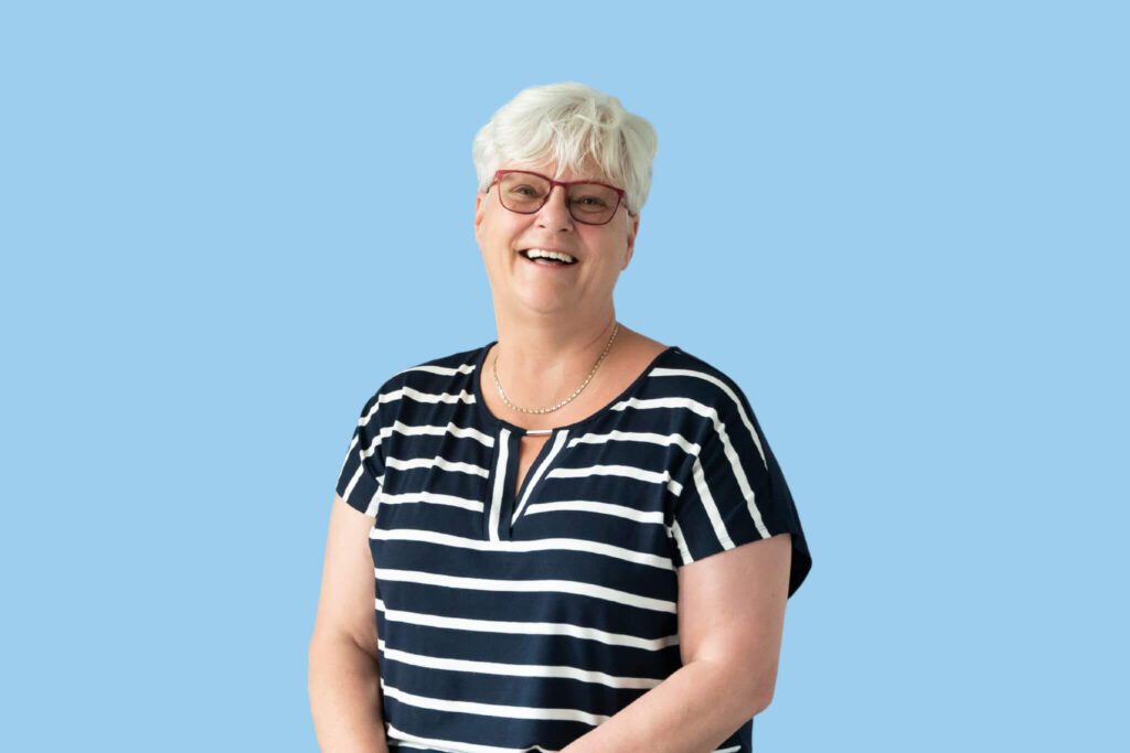 weiße Frau mit weißen kurzen Haaren, Brille