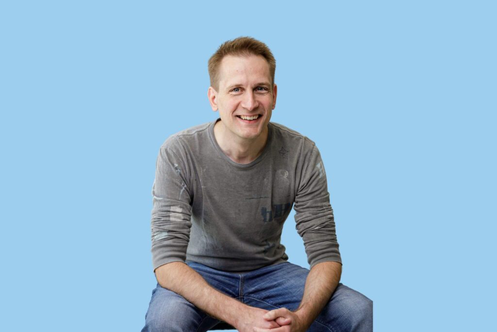 weißer Mann mit kurzen blonden Haaren