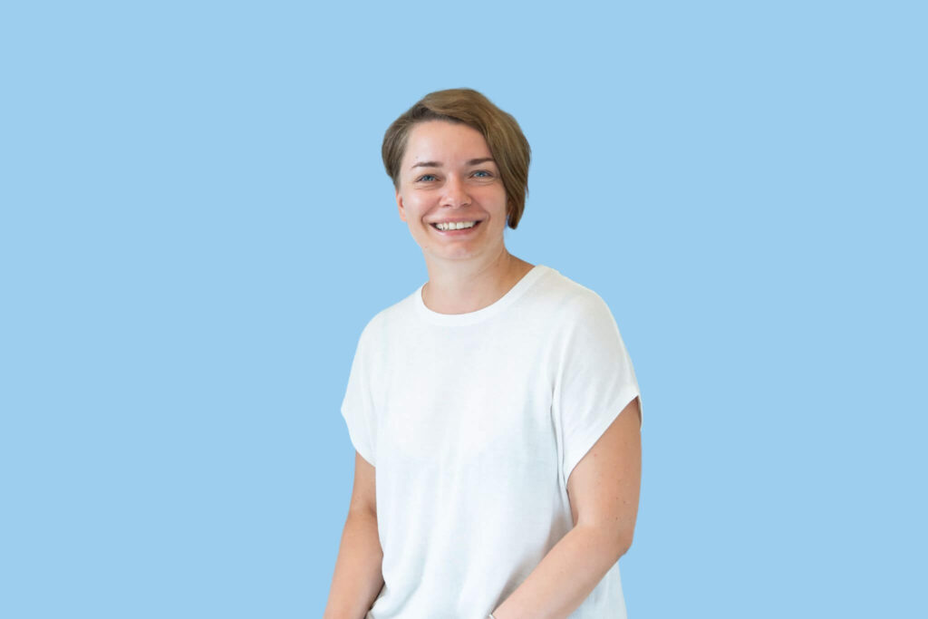 weiße Frau mit kurzen blonden Haaren