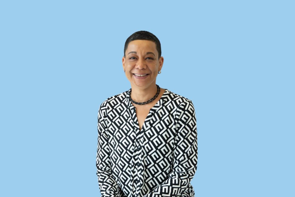 Woman of Colour mit kurzen schwarzen Haaren