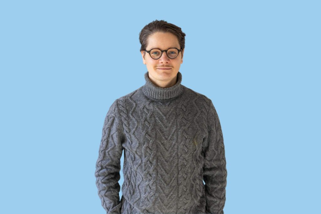 weißer Mann mit dunkelblonden Haaren, Brille
