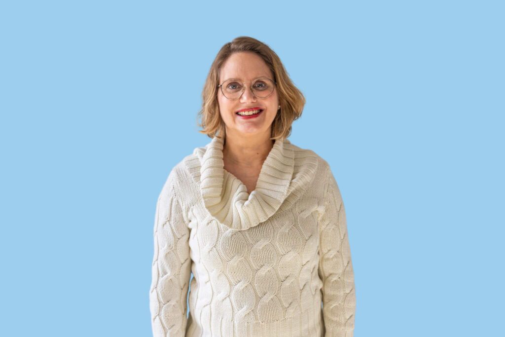 weiße Frau mit mittellangen blonden Haaren, Brille