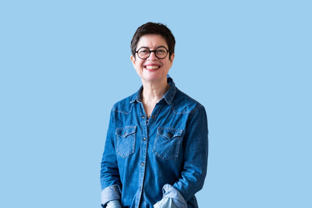 weiße Frau mit kurzen braunen Haaren, Brille